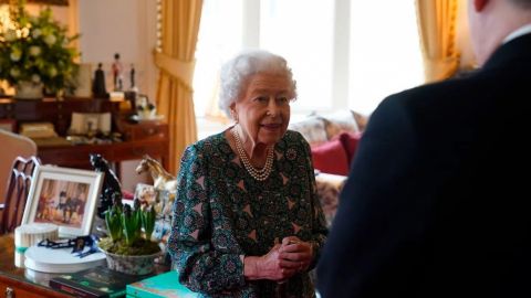 "Como pueden ver, me cuesta moverme", admite la reina Isabel II a sus 95 años