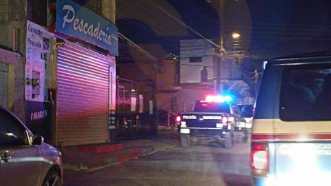 Policías inspeccionan vehículos en una de las colonias más inseguras de Tijuana