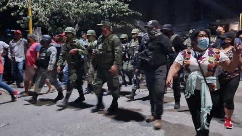 En Guerrero, pobladores retienen a militares y policías acusados de hostigar