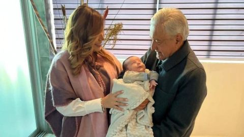 Gobernadora de Baja California presenta a su bebé a AMLO