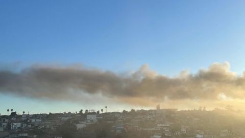 Amanece Tijuana con una nube de humo