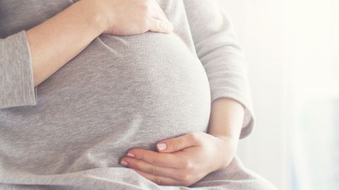 Mujer embarazada sobrevive a covid, ataque cardiaco y 3 derrames cerebrales