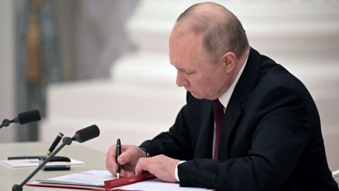 Putin reconoce regiones rebeldes de Ucrania como entidades independientes