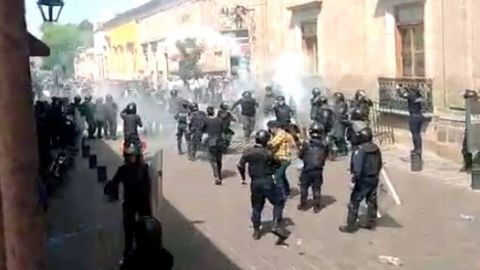 📹 VIDEO: Se arma fuerte enfrentamiento entre maestros y policías