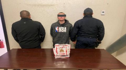Estadounidense es arrestado por traer drogas escondidas
