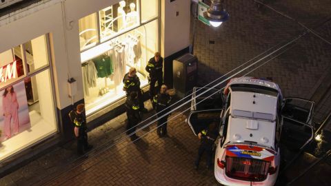 Reportan toma de rehenes en tienda de Apple en Ámsterdam