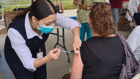 Vacunación anticovid continúa en todos los municipios de BC este miércoles