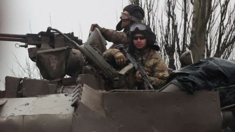 Ucrania decreta aislamiento militar obligatorio para contrarrestar ataque ruso