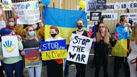 ¡Putin, asesino! Ucranianos se manifiestan en la embajada de Rusia en México