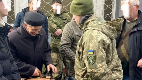 Hombre de 80 años se une a ejército de Ucrania: 'lo hago por mis nietos'