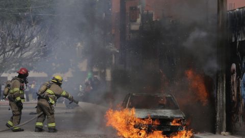 VIDEO: Incendian vehículo frente a Plaza Carrousel