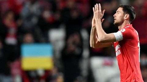 Hacen llorar al ucraniano Yaremchuk por ovación de pie en estadio del Benfica