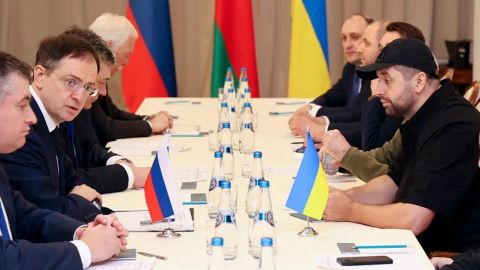 Ucrania y Rusia inician negociaciones en la frontera con Bielorrusia