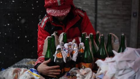 Cervecería ucraniana detiene producción para armar a soldados de bombas molotov