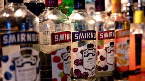 ''Lo siento, no servimos productos rusos'': EU y Canadá no sirven vodka de Rusia