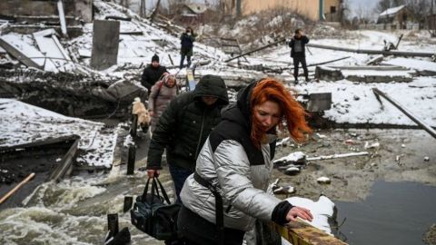 Moscú lanza un asalto aéreo, estrecha el cerco sobre Kiev y ''toma Jersón''