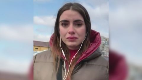 Ucraniano le pide a periodista que se haga cargo de su hija para poder luchar