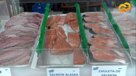 Ciudadanos asisten a pescaderías para elegir productos para esta Cuaresma
