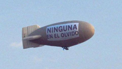 Feministas toman el cielo: Lanzan globo con leyenda ''Ninguna en el olvido''