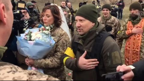 Soldados ucranianos se casan en medio de la guerra contra Rusia