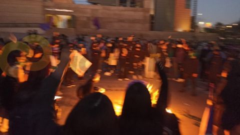 Feministas pintan y prenden fuego en el CECUT