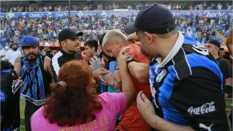 Hallan en cateos casi 100 playeras robadas a Gallos antes de la riña