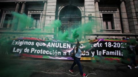 Presidente de Guatemala advierte que vetará ley que penaliza duramente el aborto