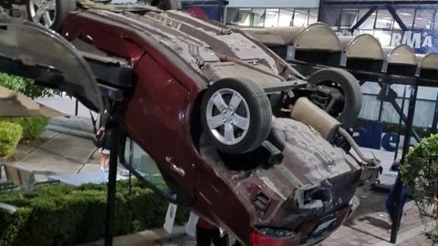 Vehículo cae desde tercer piso de estacionamiento de universidad
