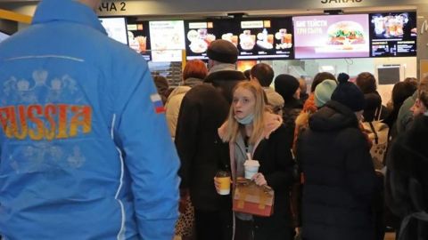 Tras cierre de McDonald´s, rusos revenden hamburguesas por más de 6 mil pesos