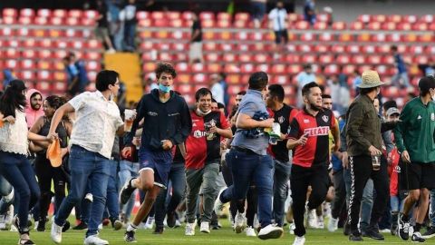 Suman 29 órdenes de aprehensión por riña en estadio de Querétaro