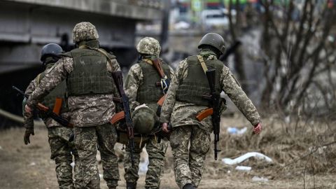 Al menos 35 muertos por ataque ruso a base militar