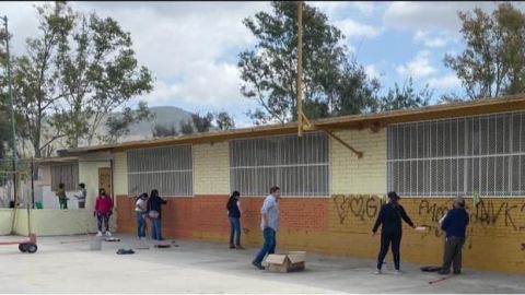 Padres recuperan escuelas vandalizadas para que sus hijos regresen a clases