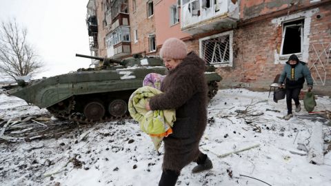 Bombardean bloque de departamentos en Kiev, pero sigue la negociación de paz