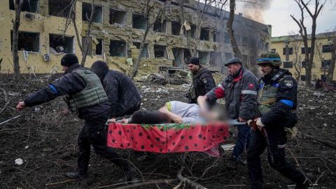 "¡Mátenme ya!": mujer embarazada y su bebé fallecen tras bombardeo ruso