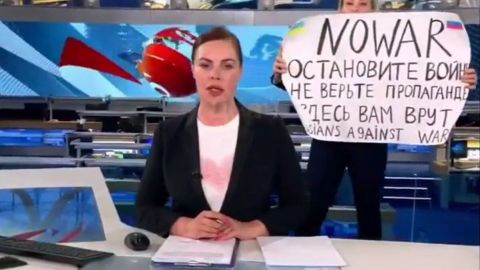 'Te están mintiendo': empleada de televisión rusa interrumpe noticiero