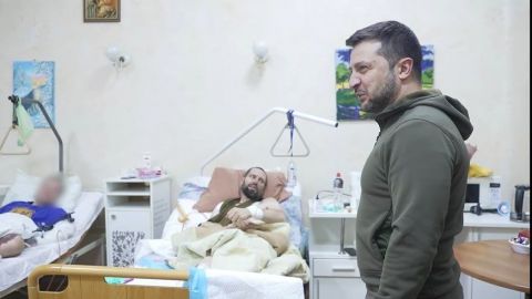 Presidente de Ucrania visita a soldados heridos en hospital militar