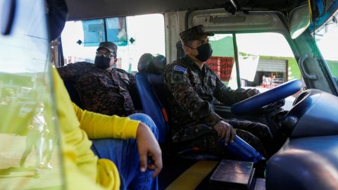 Militares toman el control del transporte público en El Salvador