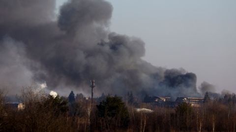 Fuerzas rusas bombardean aeropuerto al oeste de Ucrania