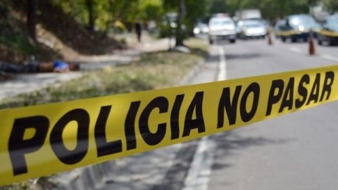 Abandonan auto con la cajuela abierta y un cadáver en su interior