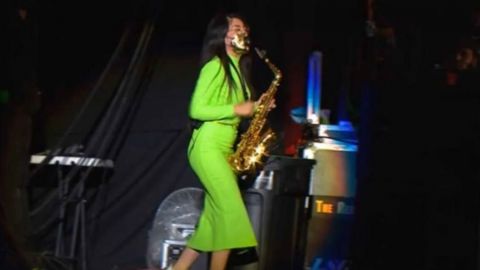 Renace en Vive Latino Malena Ríos, saxofonista sobreviviente de ataque con ácido