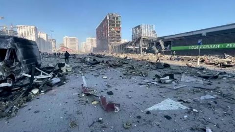 Rusia dice que centro comercial de Kiev que atacó almacenaba cohetes ucranianos
