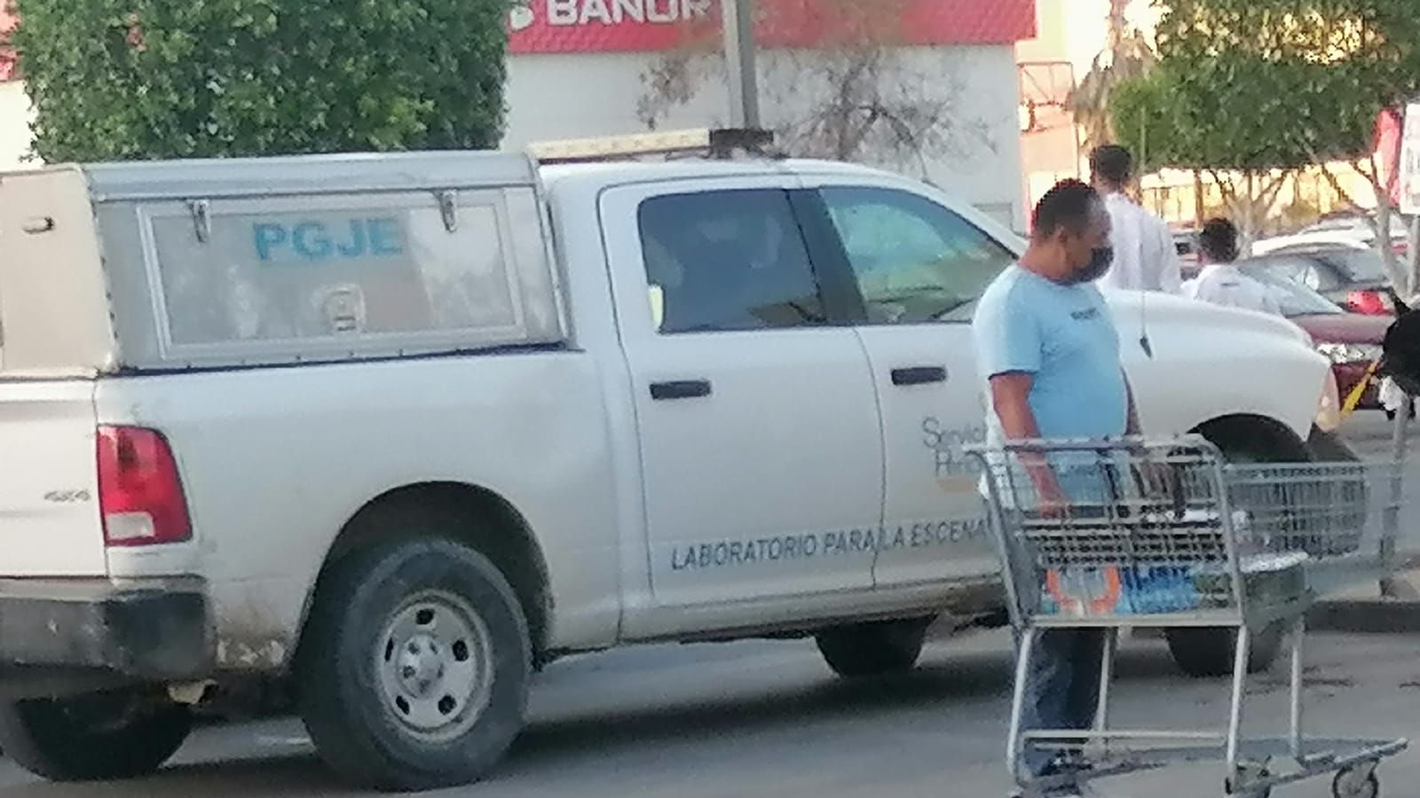 ? Balean a sujeto en la Macroplaza, dejó su carrito con las compras