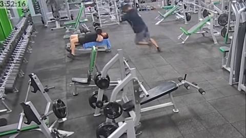 📹 VIDEO: Finge tropezarse y deja que le caiga una pesa sobre la cara a sujeto
