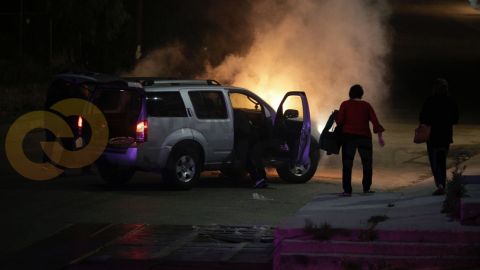 Fuerte accidente culmina con camioneta en llamas