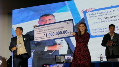 Entrega Grupo Aries 1 Millón de pesos a gobernadora para realizar medio maratón