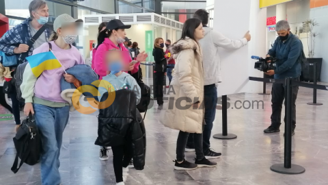 Llegan ucranianos a aeropuerto de Tijuana