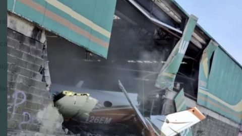 🎥: Avioneta se estrella contra centro comercial de Morelos
