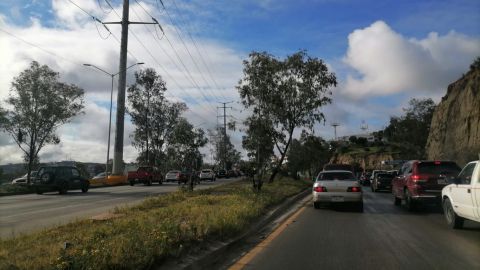 Estudiantes y maestros llegan tarde por tráfico de accidente en Rosas Magallón