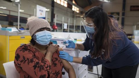 Aprueban vacunas de refuerzo para personas mayores de 50 años en San Diego