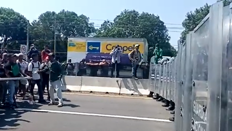 VIDEO: Así fue el enfrentamiento que protagonizaron migrantes y Guardia Nacional